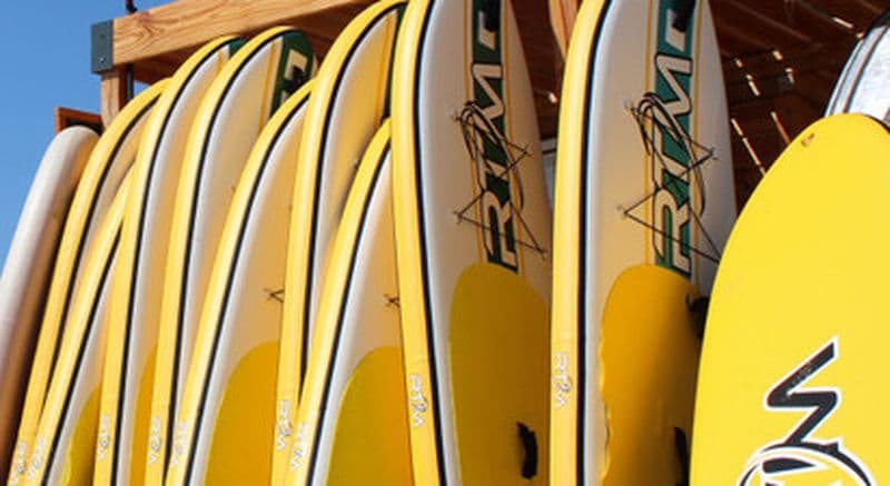Location d'un stand up paddle au bord du lac de Saint-Cassien à Montauroux