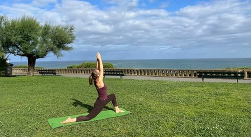 Cours privés de yoga face à l'océan à Biarritz