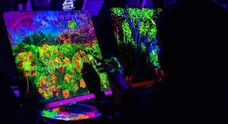 Atelier de peinture dans le noir à Paris