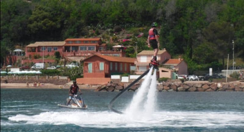 Initiation au Flyboard à Saint-Raphaël sur la côte d'azur