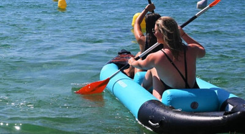 Location d'un kayak gonflable au bord du lac de Saint-Cassien à Montauroux