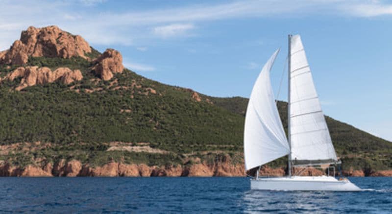 Balade en catamaran près de Cannes - Explorez les criques secrètes de l'Estérel