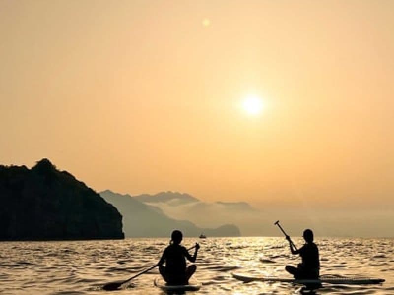 Excursion en SUP au lever du soleil dans les spéléologies de Capri