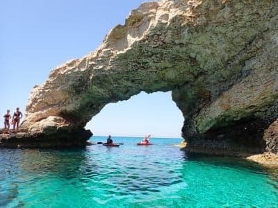 Excursion privée en kayak de mer autour des grottes d'Ayia Napa depuis la plage de Limnara