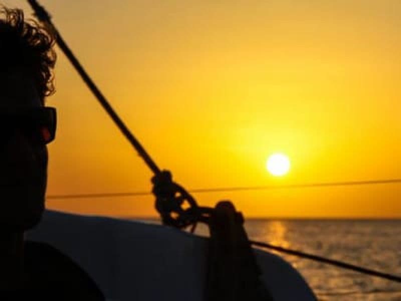 Croisière en catamaran dans le Golfe du Morbihan en soirée depuis Port Haliguen à Quiberon