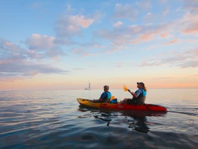 Kayak de mer nocturne près de Pula
