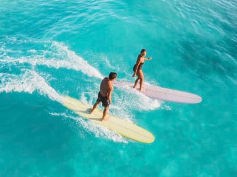 Cours de surf au Helleux à Sainte-Anne, Guadeloupe
