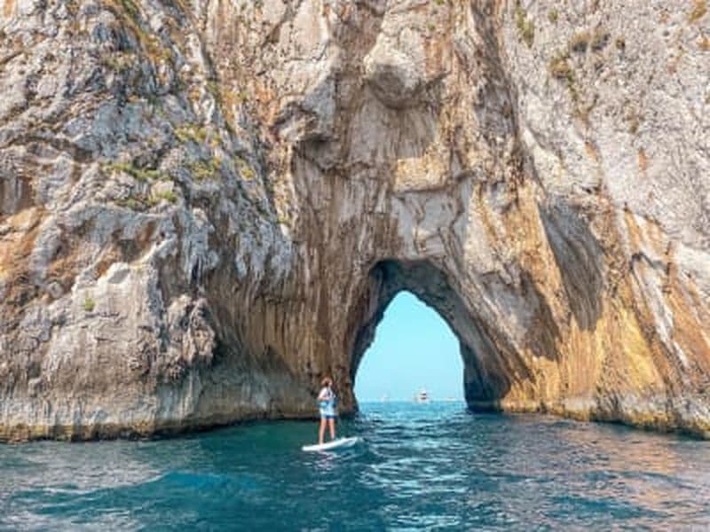 Excursion guidée en SUP dans les spéléologies de Capri