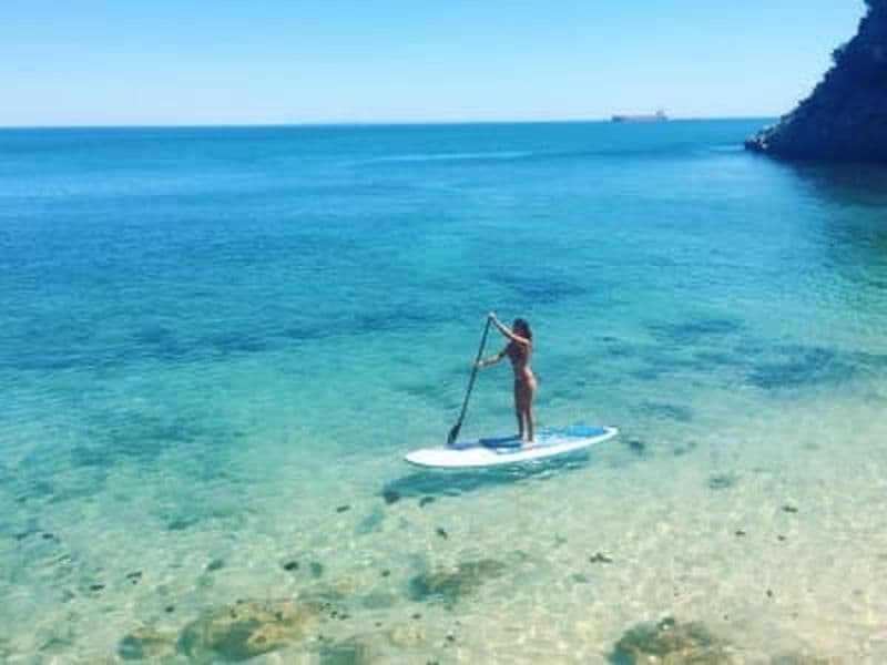 Excursion en SUP le long de la côte de Sesimbra, au sud-ouest du Portugal
