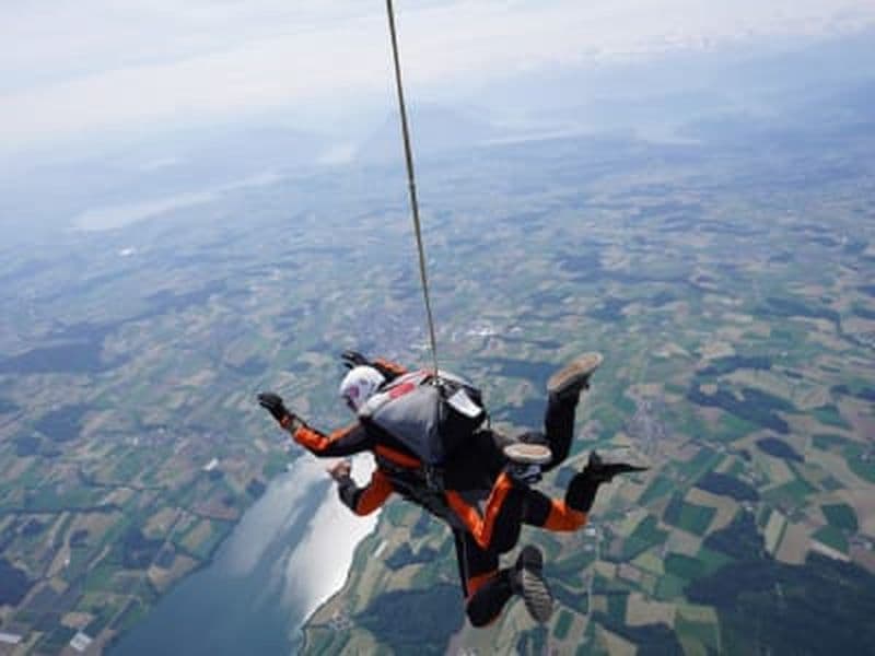 Billet Saut en parachute en tandem au-dessus du lac des Quatre-Cantons, à proximité des Alpes suisses