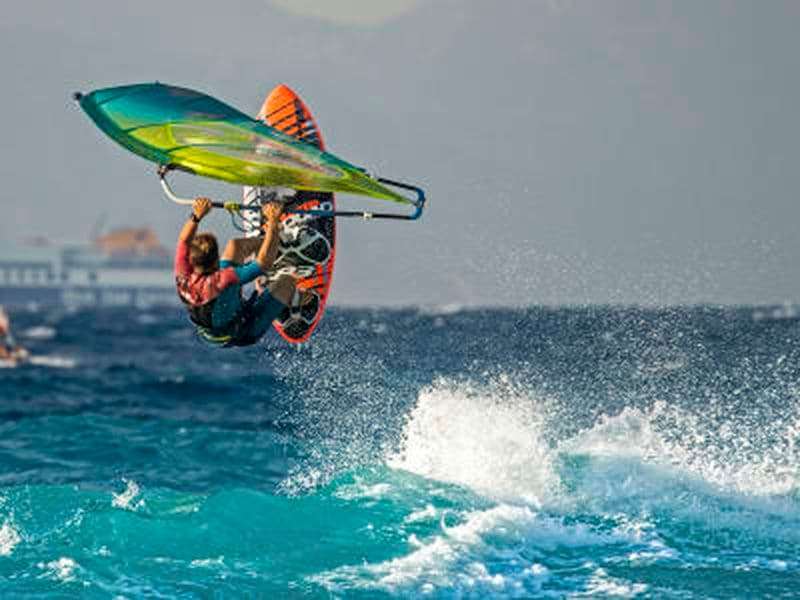 Location de planche à voile sur la plage d'Ixia, Rhodes