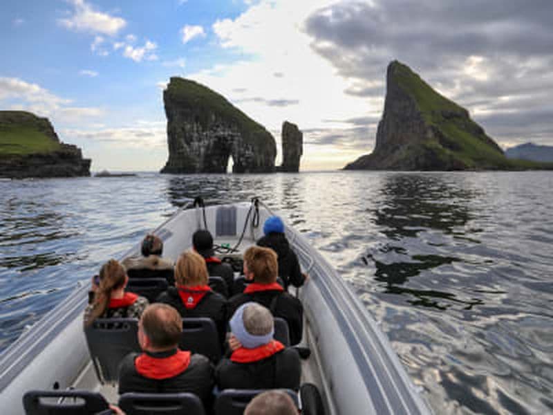 Excursion en bateau et randonnée à l'arche maritime de Drangarnir depuis Sørvágur dans les îles Féroé