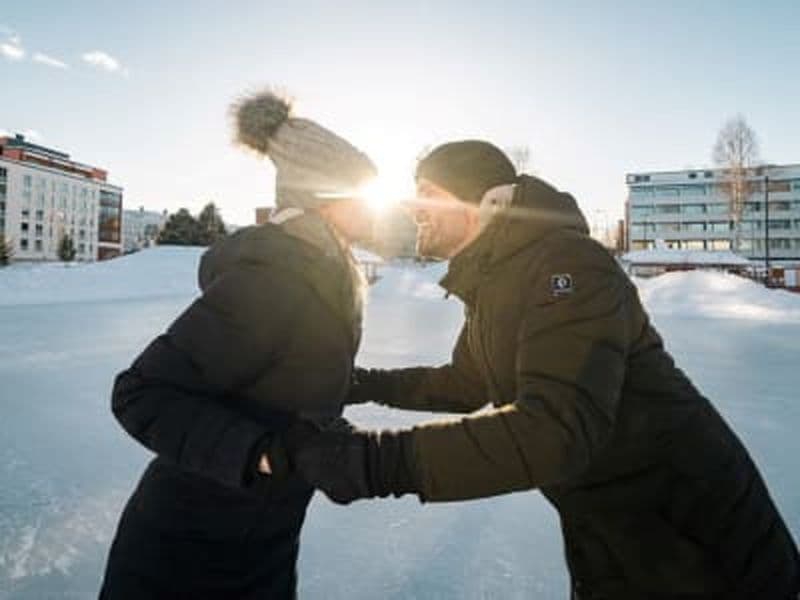 Séance privée de photos de couple et patinage sur glace à Rovaniemi