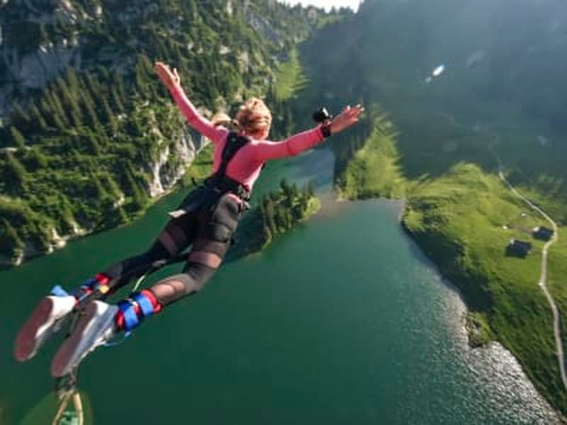 Saut à l'élastique depuis le téléphérique du Stockhorn près d'Interlaken (134m)