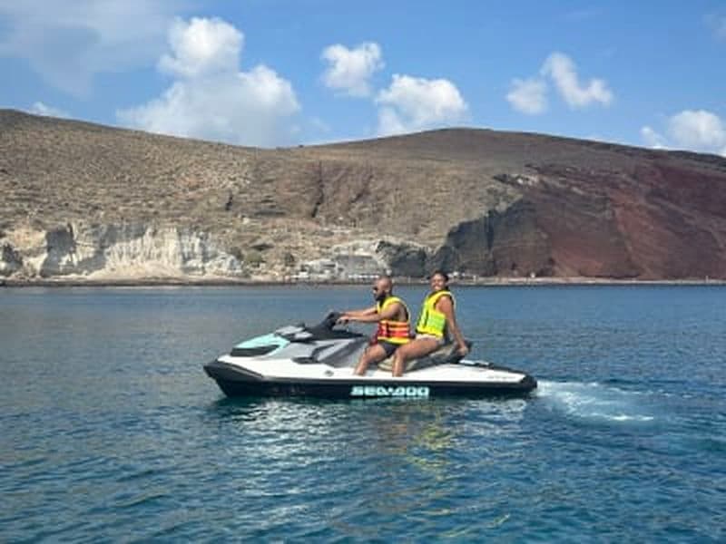 Location de jet ski sur la plage de Perissa à Santorin
