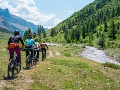 Descente du col du Galibier à VTT au Monêtier-les-Bains, près de Serre Chevalier