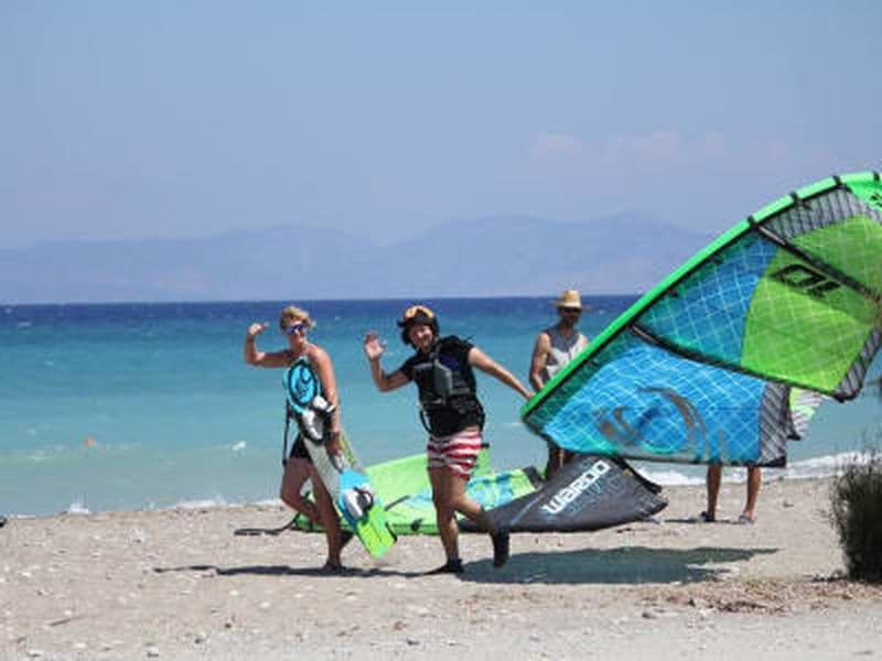 Cours de planche à voile sur la plage de Theologos à Rhodes