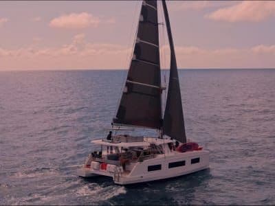 Croisière en catamaran au cap d’Antibes et au Fort Carré au coucher du soleil depuis Villeneuve-Loubet