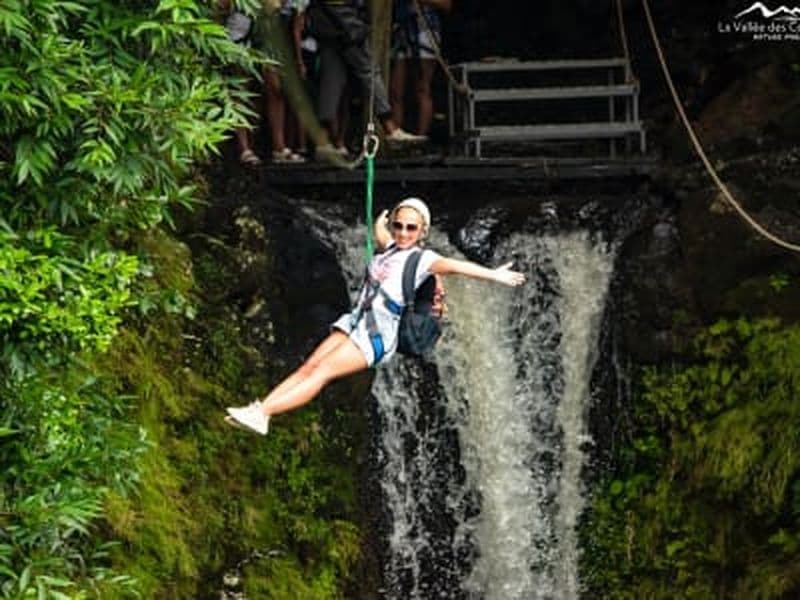 Tyrolienne au-dessus de la cascade Chamouzé du parc Vallé Park, Île Maurice