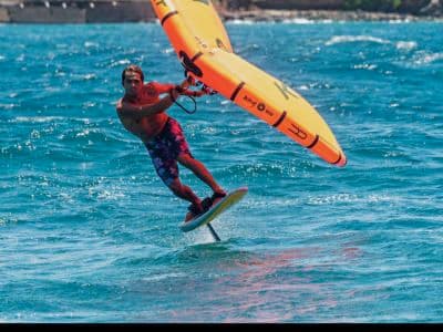 Cours de wingfoil à Tarifa, sur la plage de Valdevaqueros