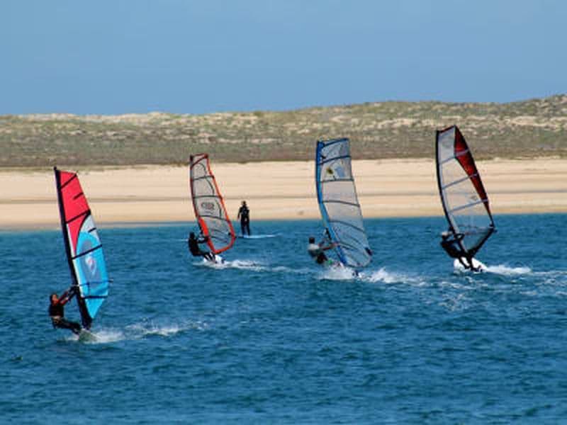 Cours de planche à voile à Lagoa de Albufeira près de Sesimbra