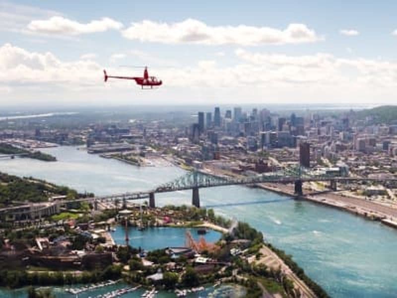 Vol en hélicoptère au-dessus du Saint-Laurent à Montréal