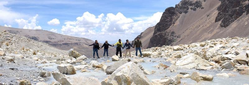 Randonnée sur la montagne enneigée de Charquini