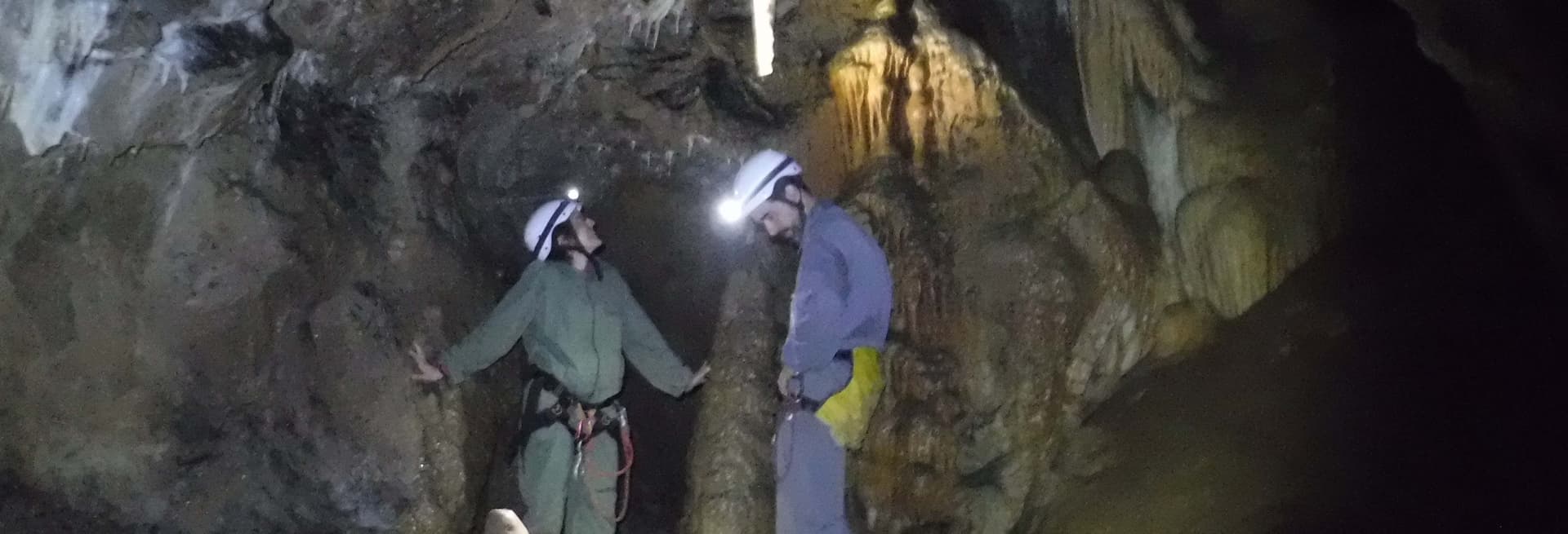 Spéléologie dans la grotte de Nanzal