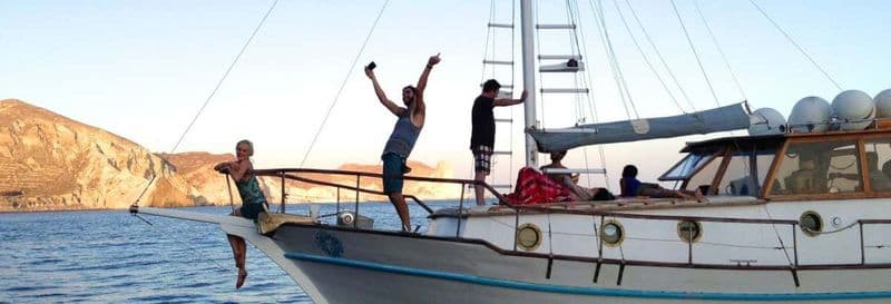 Balade en bateau traditionnel sur la caldeira de Santorin avec repas