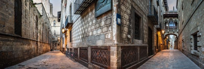 Billet Free tour à la découverte des mystères et légendes du quartier gothique