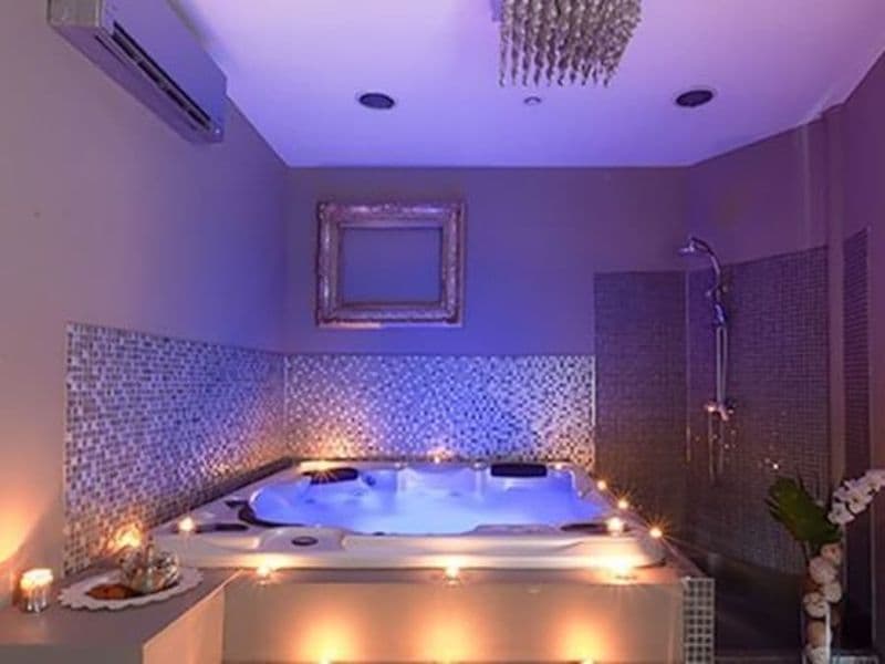 SPA et jacuzzi privatif à Marseille 9ème (13)