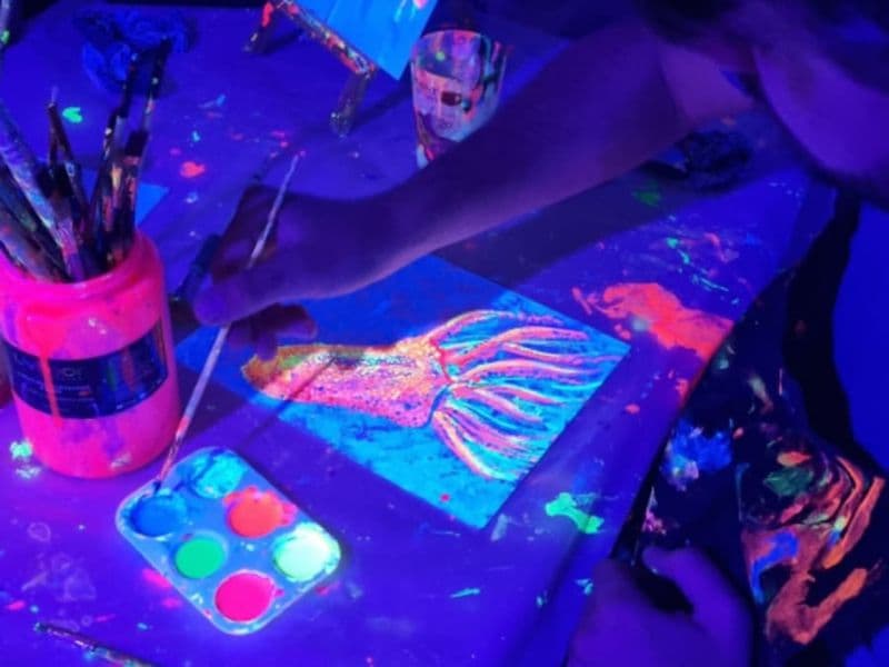 Billet Atelier peinture fluorescente dans le noir à Lyon (69)