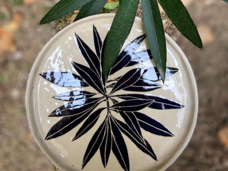 Atelier modelage Grande assiette en sgraffito à Aix-en-Provence