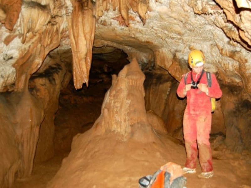 Billet Initiation à la spéléologie dans la grotte de Méounes (83)