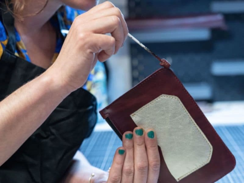 Atelier de fabrication pochette zipée en cuir à Lyon 1er