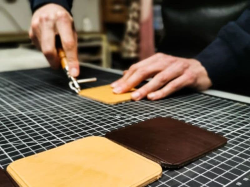 Atelier création de sous-verres en cuir à Montjean-sur-Loire