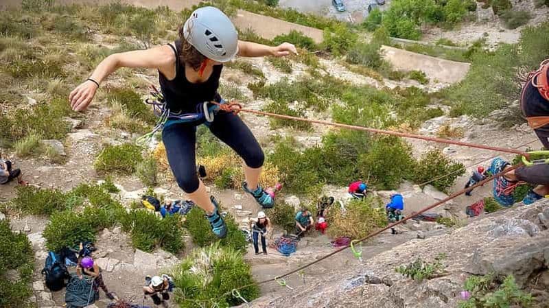 Grenade : cours d'assurage dans une falaise d'escalade