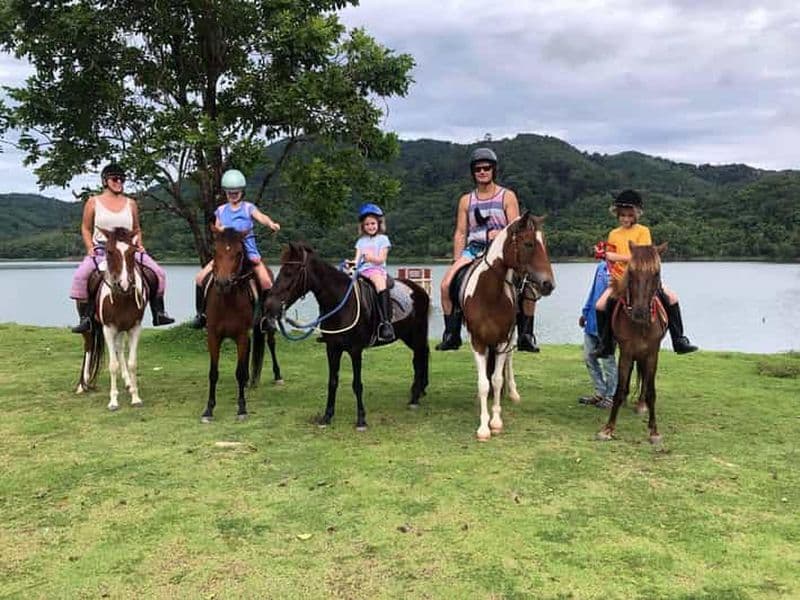 Balade à cheval dans la jungle de Phuket avec vue panoramique sur la forêt