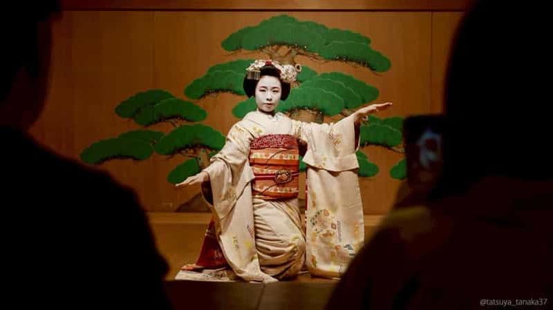 Billet Danse Maiko et cérémonie du thé sur une scène de Noh à Kyoto