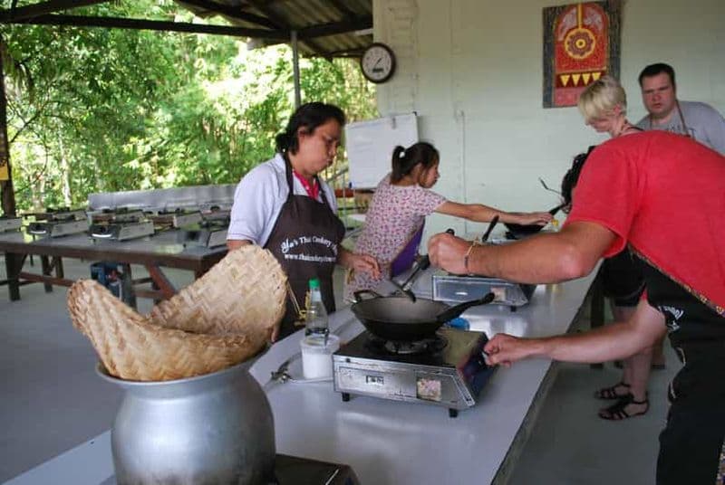 Krabi : cours de cuisine thaïlandaise en soirée chez Ya