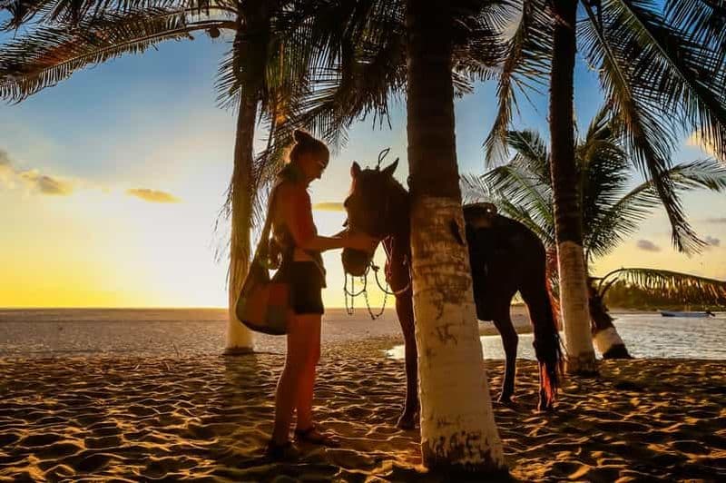 Coucher de soleil à cheval sur la plage