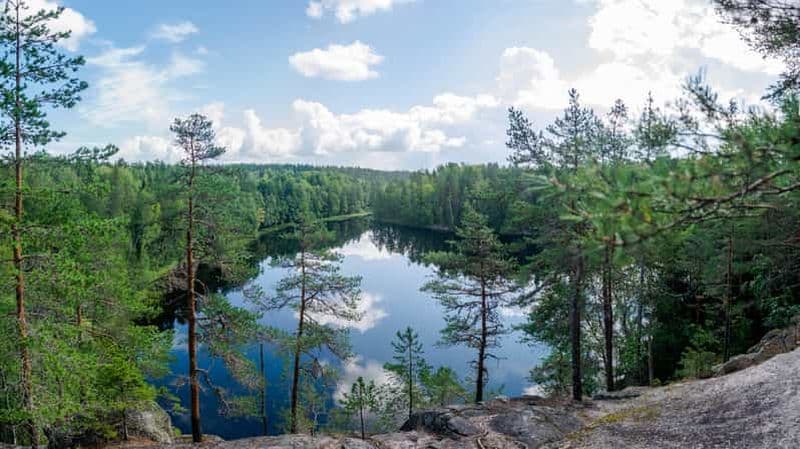 Helsinki : Randonnée dans le parc national de Nuuksio avec déjeuner autour d'un feu de camp
