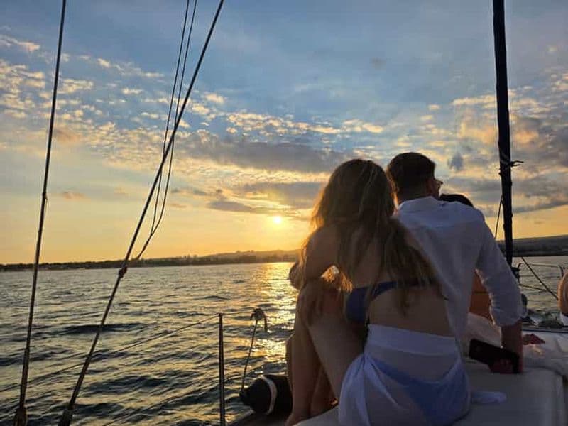 Catane : Voile au coucher du soleil avec apéritif et baignade (4h)