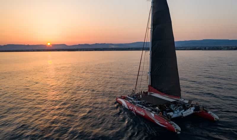 Cambrils : croisière au coucher du soleil en catamaran avec boissons et transats