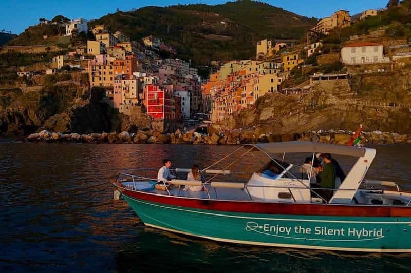 Cinque Terre : Croisière au coucher du soleil avec apéritif à bord