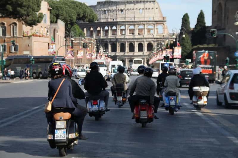 Rome : Visite d'une demi-journée en Vespa avec chauffeur privé