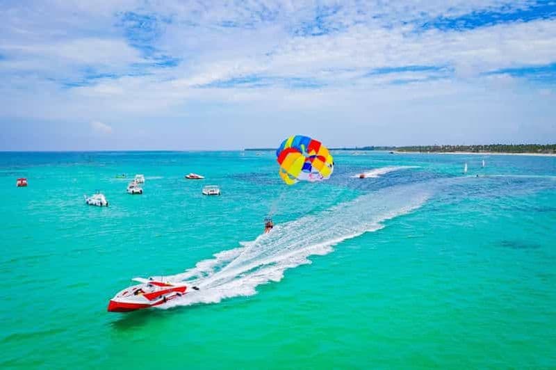 Région de Punta Cana : croisière festive avec parachute ascensionnel et bar ouvert