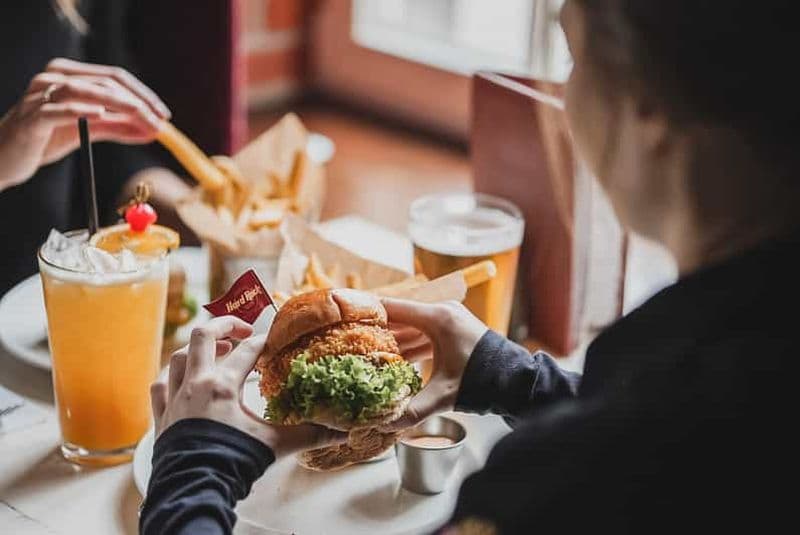 Varsovie : Menu burger au Hard Rock Cafe avec coupe-file