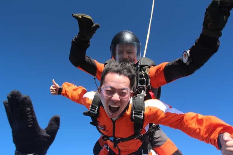 Prague : Saut en parachute en tandem à 14 000 pieds / transferts gratuits