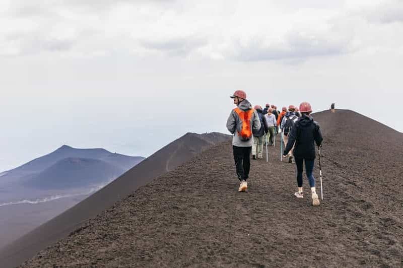 Etna : trek des cratères sommitales avec guide volcanologue 3350 m